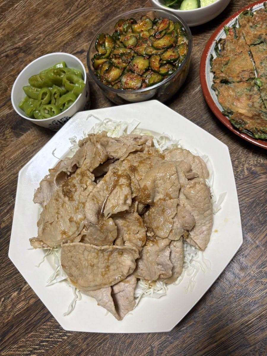 KaimenSponge's tweet photo. めし 生姜焼き、春菊チーズチヂミ、きゅうりナムル、きゅうり浅漬け、いただきもののきゅうり味噌漬け、焼いた福耳とうがらし、酒
あとマンゴーとライチ食べました https://t.co/Y82LY2shdE