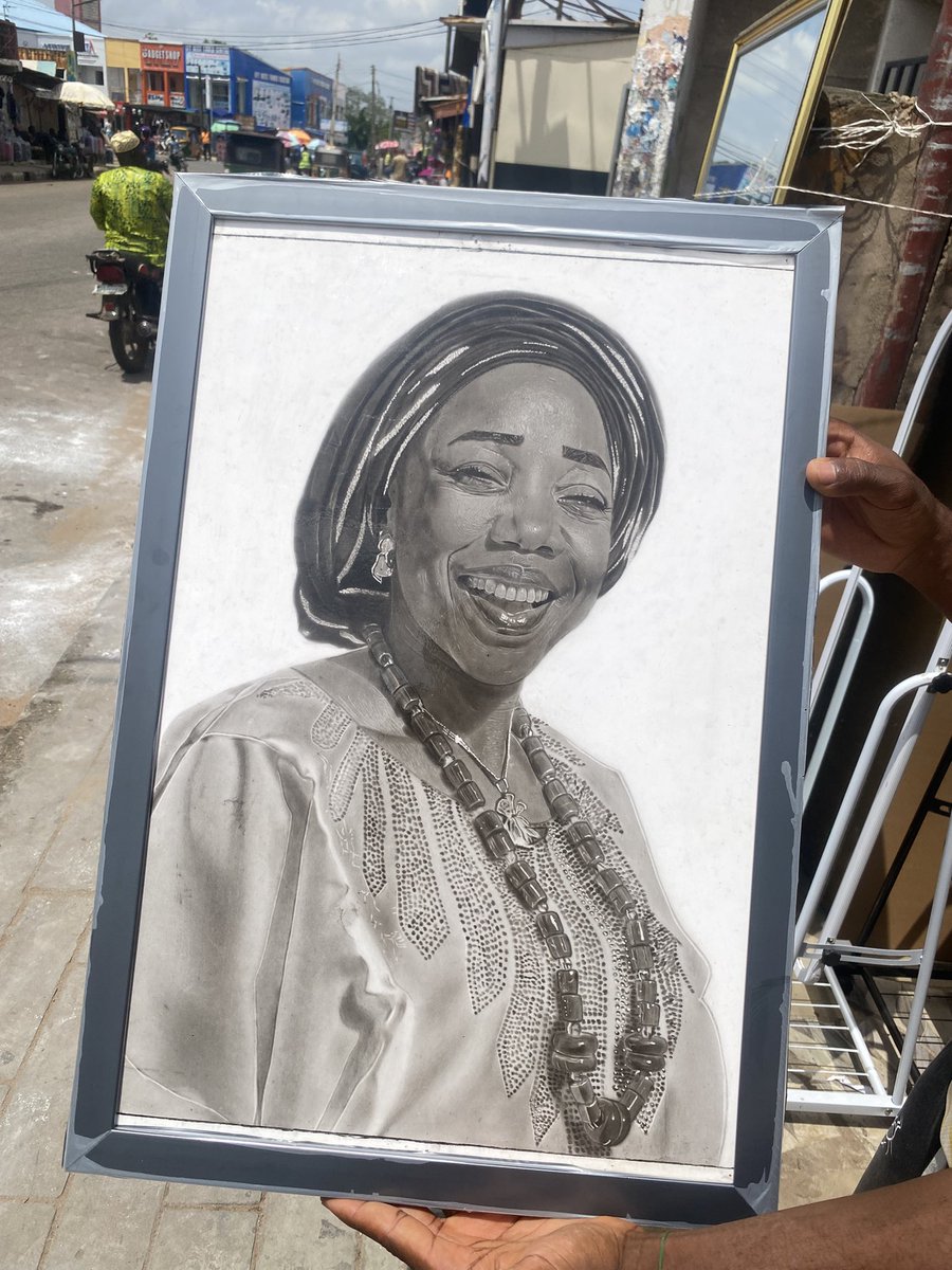 Noble_draw's tweet photo. 🖼️ FRAMED 
#art #commission #artwork #charcoal #pencilartist https://t.co/OrHeXVbvV7