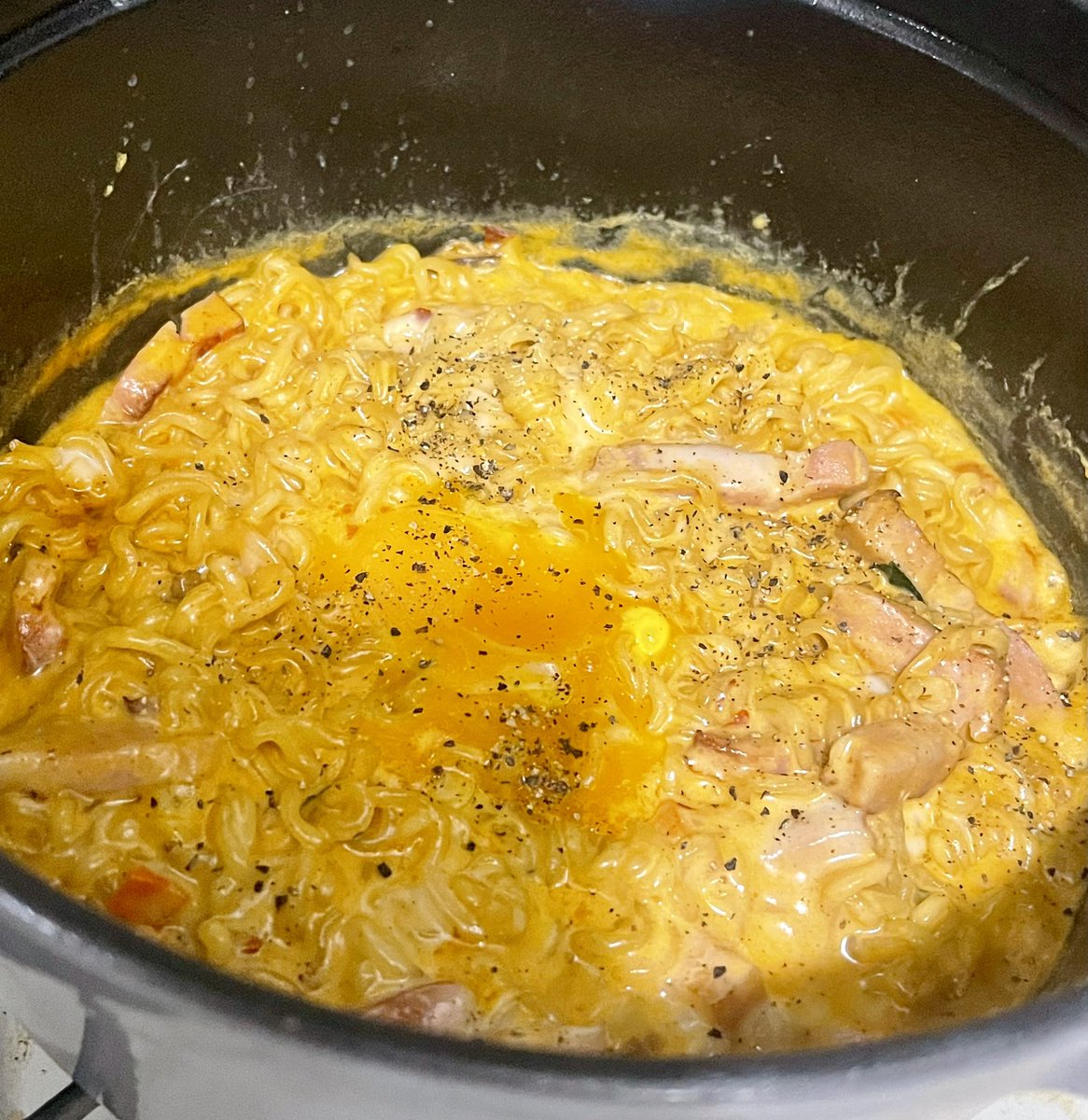 panacea_0109's tweet photo. 辛ラーメンカルボナーラを作ってみました、ちゃんと辛いのにクリーミーでとても美味です…！！
(袋入りのチーズは保管が難しく使い切れる自信もなかったため、とろけるスライスチーズをちぎって使いました) https://t.co/cZnOwU6mF1