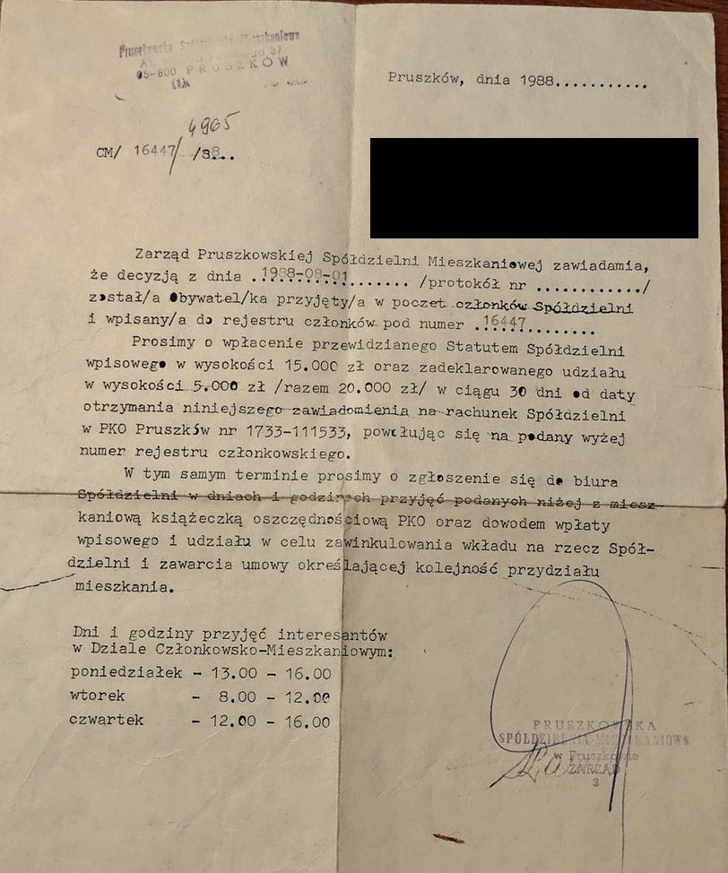 mickpll's tweet photo. Yuri_Yslin na Wykopie postanowił udokumentować na przykładzie swojego ojca jak to było z tym "czekaniem 40 lat na przydział mieszkania w PRL-u", że zapisywać się trzeba było gdzieś tak za Hitlera itd.

1988 - Ojciec zostaje członkiem spółdzielni
1989 - Ojciec zawiera umowę i zostaje wciągnięty na listę z numerem 16447 (przydział idzie w kolejności)
1990 - Ojciec dostaje mieszkanie
2009 - Ojciec wykupił to mieszkanie za "złotówkę"
2021 - rodzice sprzedali je za 320 000, a gdyby poczekali nieco dłużej to poszłoby pewnie i za 500 000 (BK 2%)

Dziękuję za uwagę, pamiętajcie, że dzisiaj wtorek co oznacza, że w KFC jest wtorkowy kubełek.