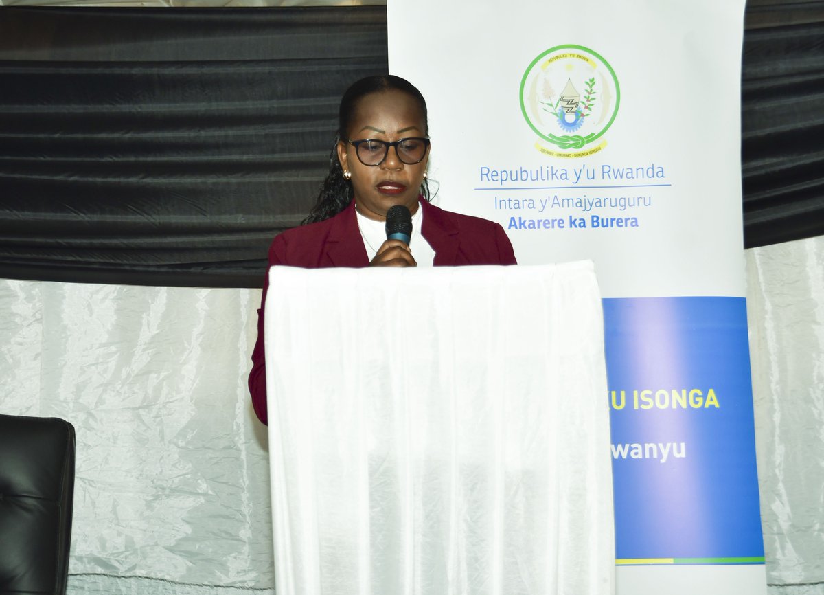RwandaNorth's tweet photo. @RwandaLocalGov @gahundemaurice @BureraDistrict Mu ijambo ry'ikaze, Umuyobozi wa @BureraDistrict, Mukamana Soline, yavuze ko Akarere kageze ku bikorwa bishimishije birimo amazi meza ku kigero cya 76% n'amashanyarazi 90.3%. Yagaragaje kandi ko hakiri ibikwiye kongerwamo imbaraga, birimo kurwanya igwingira, ibiyobyabwenge,... https://t.co/IVP8lIEmVj
