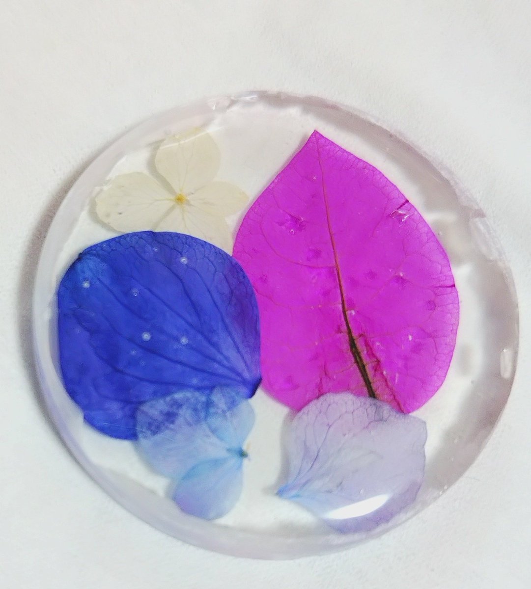 M78920764's tweet photo. 例えば、本気でこれ一個だけ作りたいとしたら。
紫陽花✕2=2200円
ブーゲンビリア、600円
型、110円
レジン1000円
もらい物アジサイ、プライスレス！

というわけで、4000円くらいかかるんだよねー

量産しても、原価レジンでそこそこいくので、ホンマ趣味やなー https://t.co/OZUGoXCnq4