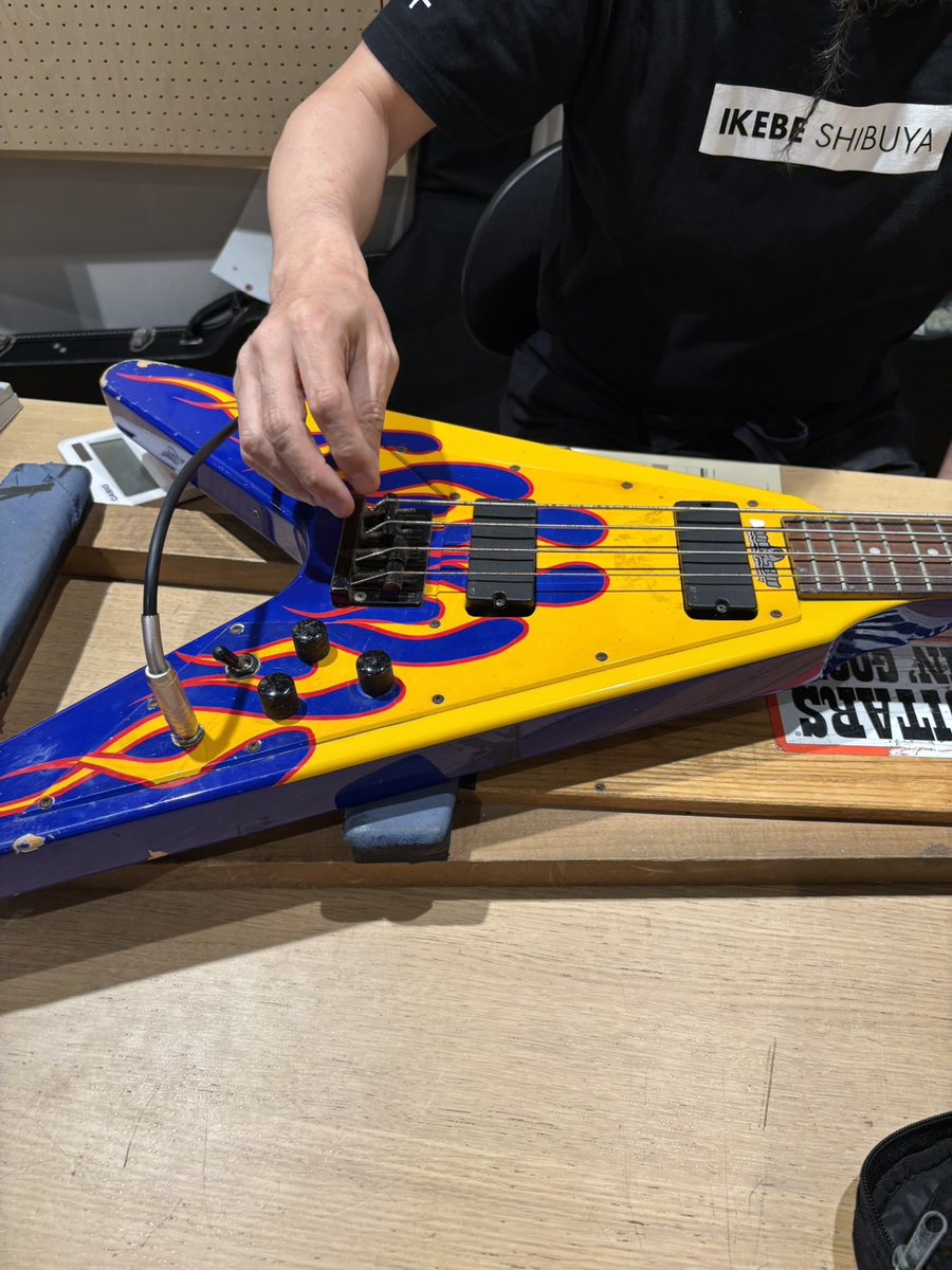 INDIANHi1997's tweet photo. ハブマシーンのベースがチューンアップされている。
ハブとはじめて会ったのは彼が16歳の時だった気がする。小さな声でおもろいことを言う少年だった、ホトトギス。 https://t.co/5HiNJmBLy4