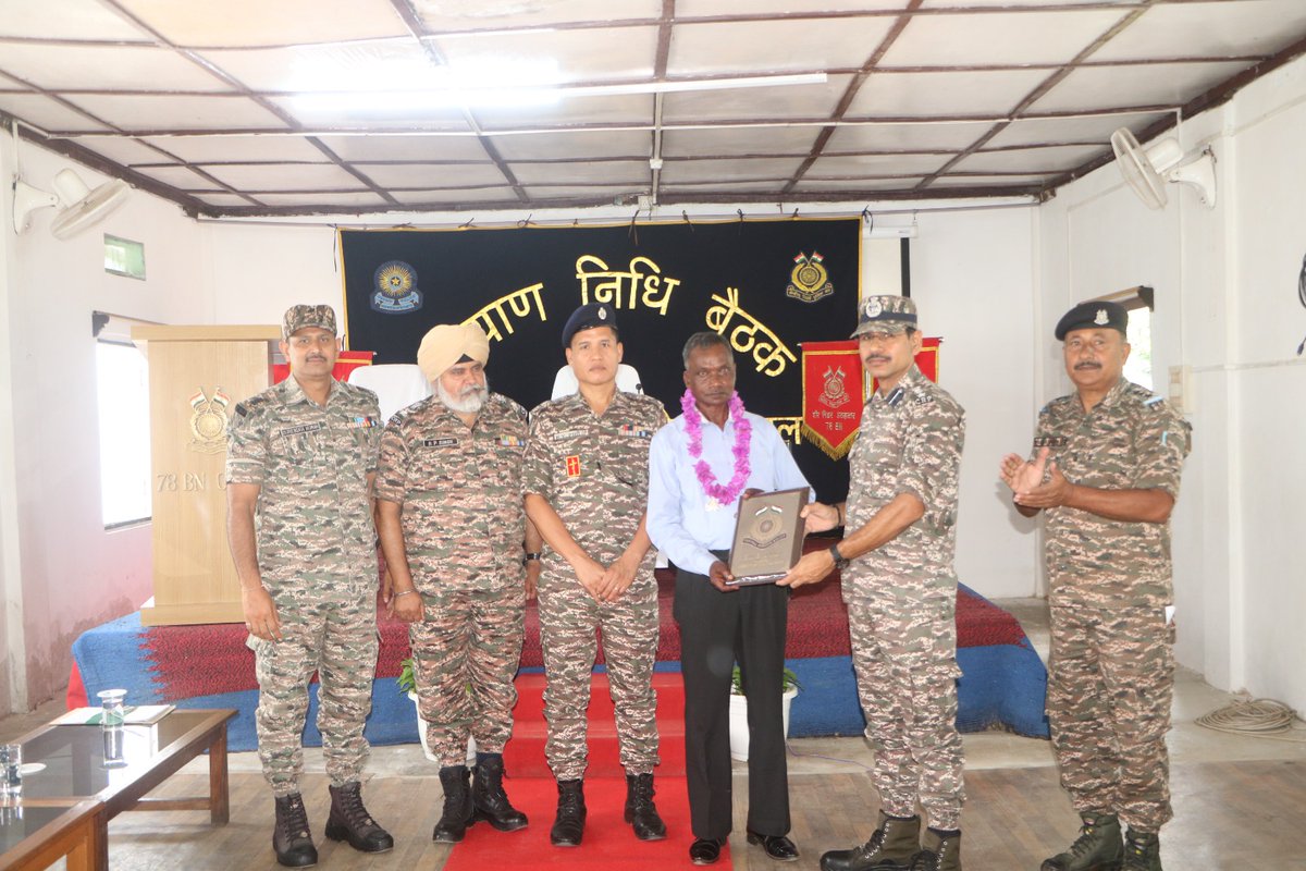 78Crpf's tweet photo. From duty to dignity,after 38 years of dedicated service in CRPF,SI/GD Chaitan Hansda,embarks on a new journey of life.Thanks for your unwavering commitment in the service of nation.
@crpfindia  
@HMOIndia
@PMOIndia 
@northeast_zone 
@mnp_2018 
@NesHqr 
@dig_kma 
@rangesilchar_05 https://t.co/U1P3JiOyv2