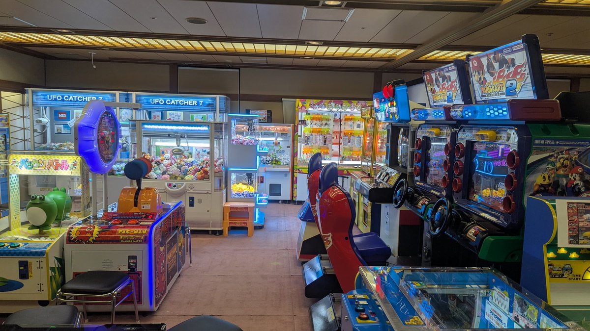 nurarihyon2016's tweet photo. 伊東ホテル　ジュラク　ゲームコーナー
今話題の初代スリルドライブ以外にも懐かしいゲームが並んでいました
どの筐体も綺麗でした
#レトロゲーム https://t.co/5M7CpiOA9M