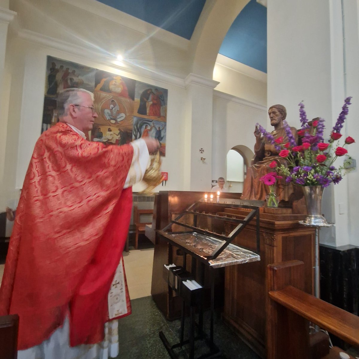 E9Catholic's tweet photo. Fr Patrick and St. Peter at our Sunday, 11am Mass.

You can find all Mass times on our website: https://t.co/MabvE1Aqta https://t.co/CcSiVStdMP
