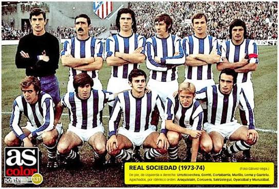 CiclistaFC's tweet photo. Para nuestros guardametas queremos y reivindicamos la equipación coetánea a la camiseta txuri–urdin presentada hoy: camiseta negra, pantalón azul y medias a rayas. Una equipación muy presente en la #RealSociedad de una época. https://t.co/xVBDiPd0MP