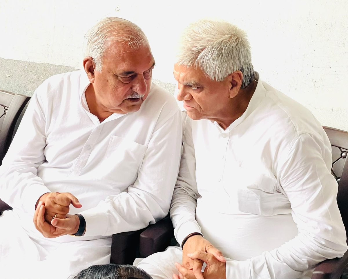 BhupinderShooda's tweet photo. पृथला से विधायक श्री @RaghubiraMLA के बड़े भाई स्व. श्री राम शरण के निधन पर आज गांव जनौली स्थित उनके निवास स्थान पर पहुंच कर शोक संवेदनाएँ व्यक्त की और दिवंगत आत्मा को श्रद्धांजलि अर्पित की।

दुःख की इस घड़ी में शोक संतप्त परिवार से मिलकर उन्हें ढांढ़स बंधाया। https://t.co/g2EnmXuRXy