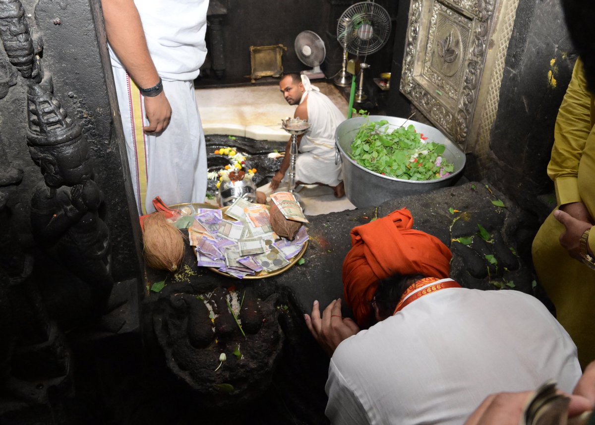 amitrthackeray's tweet photo. रामकृष्ण हरी! 🙏🚩

काल त्र्यंबकेश्वरला संतश्रेष्ठ श्री निवृत्तीनाथ महाराजांच्या पालखी सोहळ्यात सहभागी झालो. तिथलं वातावरण, वारकऱ्यांची ऊर्जा आणि पालखीचा अनुभव... सगळंच कमाल होतं!

एक गोष्ट मला नेहमी जाणवते... लाखो वारकरी शेकडो किलोमीटर पायी चालत पंढरपूरला निघतात. एवढा मोठा प्रवास करूनही कोणाच्याच चेहऱ्यावर थकवा नसतो, उलट एक वेगळाच आनंद आणि उत्साह असतो. ही विठ्ठलावरची श्रद्धा आणि ही वारीची परंपरा हीच आपल्या महाराष्ट्राची खरी ओळख आहे. आपली ही संस्कृती पुढच्या पिढीपर्यंत अशीच पोहोचायला हवी.

पंढरपूरच्या दिशेने निघालेल्या सर्व वारकरी माऊलींचा हा प्रवास सुखाचा आणि सुरक्षित होवो, हीच माऊलींच्या चरणी प्रार्थना. काल तिथे भेटलेल्या सर्व वारकरी बांधवांचे मनापासून आभार.
पुन्हा एकदा... रामकृष्ण हरी!

-अमित राज ठाकरे
