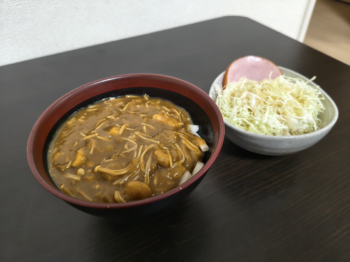 IYasuhiro1214's tweet photo. 今日の晩ごはん。
カレーうどんとキャベツ千切りです。
美味しく頂きました。
さて残り２回分のカレー、皆さんのオススメのカレーの食べ方ってありますか❓
 #沖縄
 #沖縄単身赴任生活
 #単身赴任ご飯 https://t.co/SVvtEDX2n9