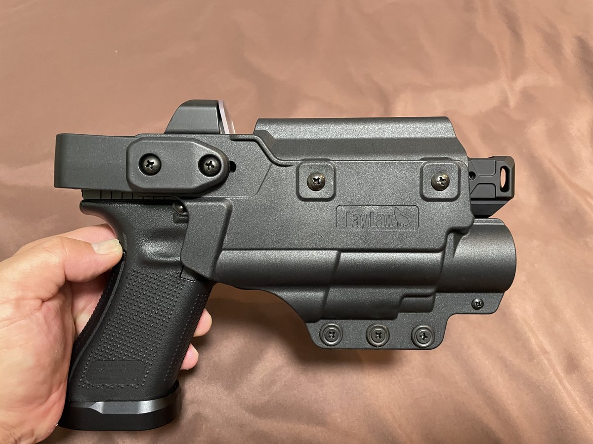 Hanzo_dt's tweet photo. 半蔵です😄マルイg17gen5のカスタムパーツが少しずつ手に入ってきたのでアップデートです🤚バランスもなかなか良い感じ😊ライラクスのホルスターもちょうど良い感じ👌フロントが重くなってマズルジャンプが少し抑えられている感じです👍あとはトリガーか🤔まあ、ぼちぼちでいこう😊#g17gen5 #サバゲー https://t.co/3dLVcEi5Mm