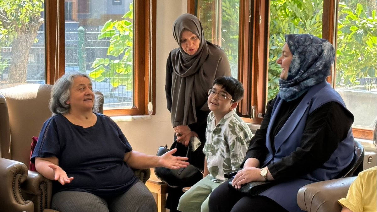 akkadinuskudarr's tweet photo. Başkanımız Rabia Yazıcı ve yönetim kurulu üyelerimizle birlikte Asude Huzurevi ve Yaşlı Bakım Merkezi’ni ziyaret ettik. Çocuklarımızı büyüklerimizle buluşturduğumuz bu anlamlı ziyarette, misafirperverlikleri için büyüklerimize teşekkür ediyoruz.✨ https://t.co/tpkTfObneO