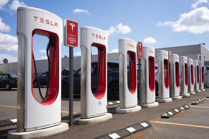 XCHOAM's tweet photo. Tesla continues to expand its charging network through strategic local partnerships, with the latest agreement involving Argentina’s national energy company YPF. 

By leveraging YPF’s extensive fuel station infrastructure, Tesla gains faster access to high-traffic locations across the country. 

The partnership reflects Tesla’s broader approach of collaborating with established energy players to scale its Supercharger network more efficiently in markets where building from scratch would be slower and more costly. 

As electric vehicle adoption grows in Latin America, such alliances are becoming increasingly important for Tesla to maintain a competitive charging advantage.