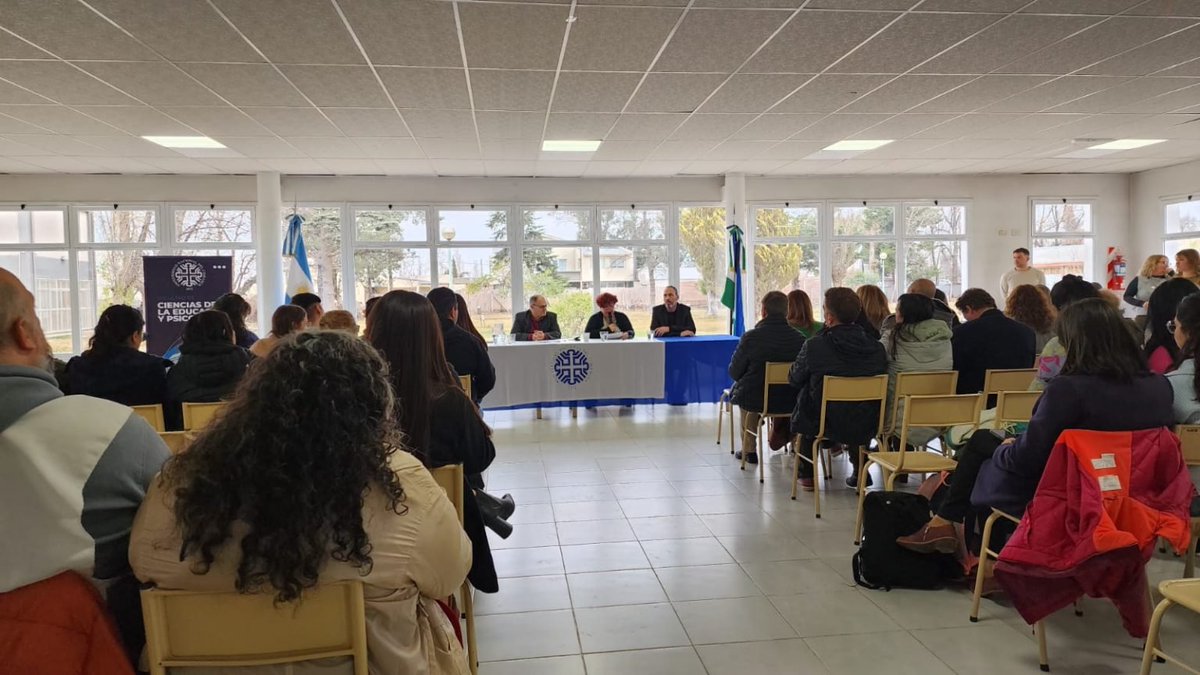 UNComa_oficial's tweet photo. Asumieron las nuevas autoridades en FACEP

Ema Camadro renovó como decana, acompañada por Ricardo Minervino como vicedecano. Estuvo presente en el acto el rector Christian Lopes.

https://t.co/Flx90GEdPI https://t.co/D4OxOsqcUd