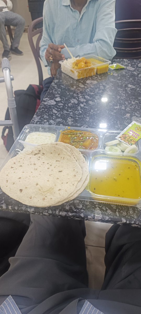 HasnayanShaikh's tweet photo. Charge 150 rs of veg standard thali instead of 70 rs as per menu of irctc over charging more than doubled amount at pt.DDU STATION 4 roti give and 100grm rice and aalu mutter curry and dal and raita 

Please check the food and bill 
@RailwaySeva @IRCTCofficial 
@drmddu https://t.co/lkxZdHLeTu