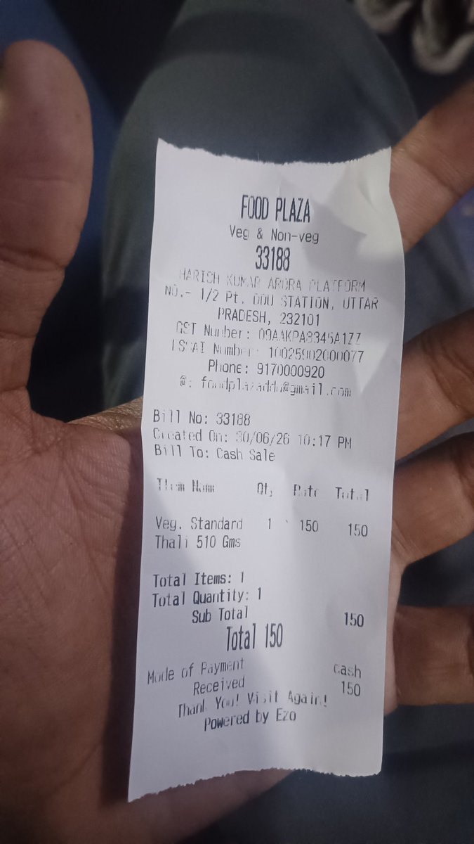HasnayanShaikh's tweet photo. Charge 150 rs of veg standard thali instead of 70 rs as per menu of irctc over charging more than doubled amount at pt.DDU STATION 4 roti give and 100grm rice and aalu mutter curry and dal and raita 

Please check the food and bill 
@RailwaySeva @IRCTCofficial 
@drmddu https://t.co/lkxZdHLeTu