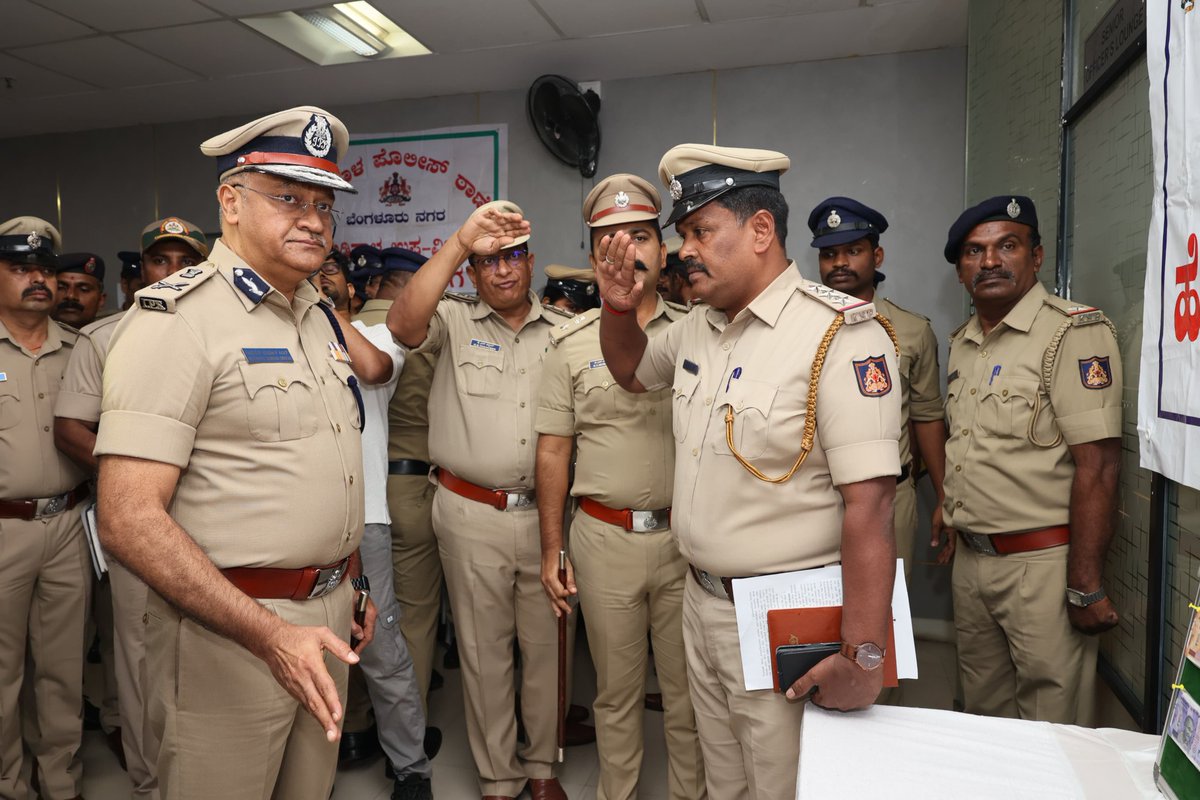 Hebbalbcp's tweet photo. ಹೆಬ್ಬಾಳ ಪೊಲೀಸ್ ಠಾಣೆ ಮೊಕದ್ದಮೆ ಸಂಖ್ಯೆ 113/2026, ಕಲಂ 305(a) BNS ಪ್ರಕರಣದಲ್ಲಿ ಕಳುವಾಗಿದ್ದ ಸುಮಾರು 151 ಗ್ರಾಂ ತೂಕದ ಚಿನ್ನದ ಒಡವೆಗಳು ಹಾಗೂ ₹80,000 ನಗದು ಹಣವನ್ನು ಯಶಸ್ವಿಯಾಗಿ ವಶಪಡಿಸಿಕೊಳ್ಳಲಾಗಿದೆ.
ಅಪರಾಧ ನಿಯಂತ್ರಣ ಹಾಗೂ ಸಾರ್ವಜನಿಕರ ಆಸ್ತಿ ರಕ್ಷಣೆಗೆ ಬೆಂಗಳೂರು ನಗರ ಪೊಲೀಸರು ಸದಾ ಬದ್ಧರಾಗಿದ್ದಾರೆ. https://t.co/rrEIaU9w2U