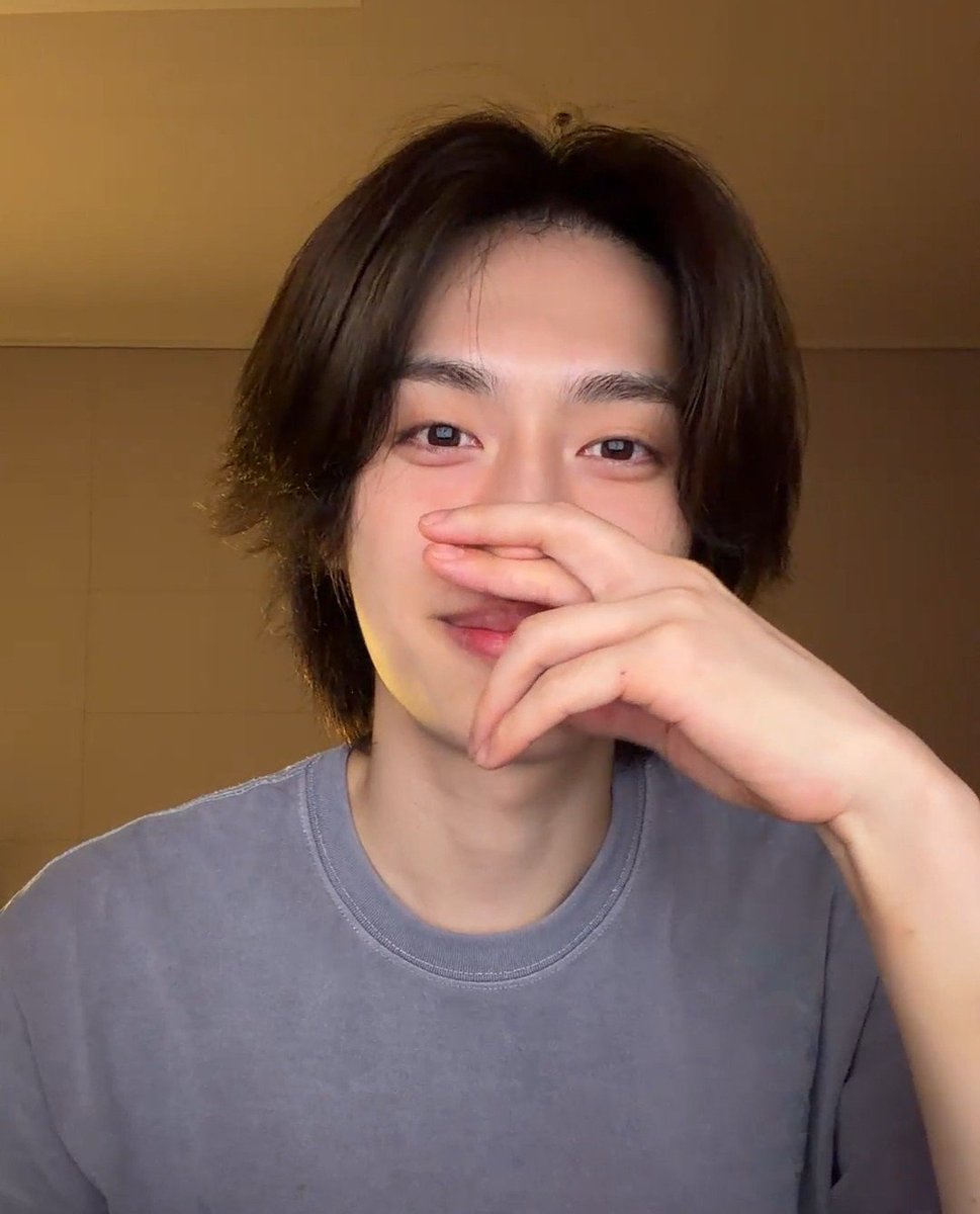 gaonsites's tweet photo. gaon getting shy and covering his mustache with his finger hahhahah https://t.co/4KU3Gs2cCo