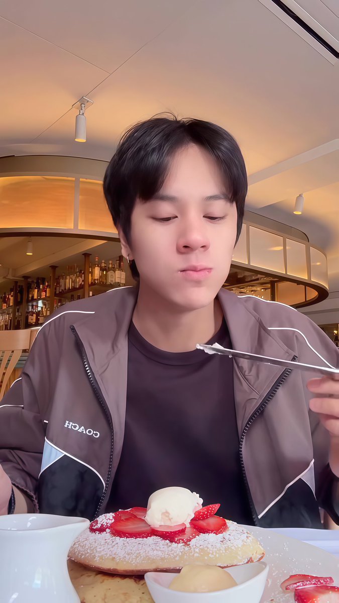 ohmpawatNNN's tweet photo. I love watching Nanon eat—he’s just like a little hamster.😋🐹

NANON AT FIFA
#FIFAWorldCupwithNanon
#mynameisnanon https://t.co/EYjJTv0fQP