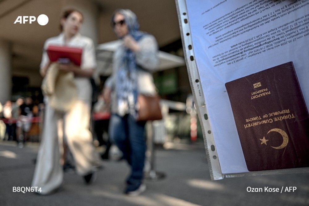 AFP's tweet photo. Outside the EU's visa application centre in an Istanbul shopping mall, a large crowd waits patiently, clutching thick folders and scanning lists of required documents one last time, their anxiety palpable as they await the security guard's call.  https://t.co/YoK7CeCB3x https://t.co/AfB8lUMjnT