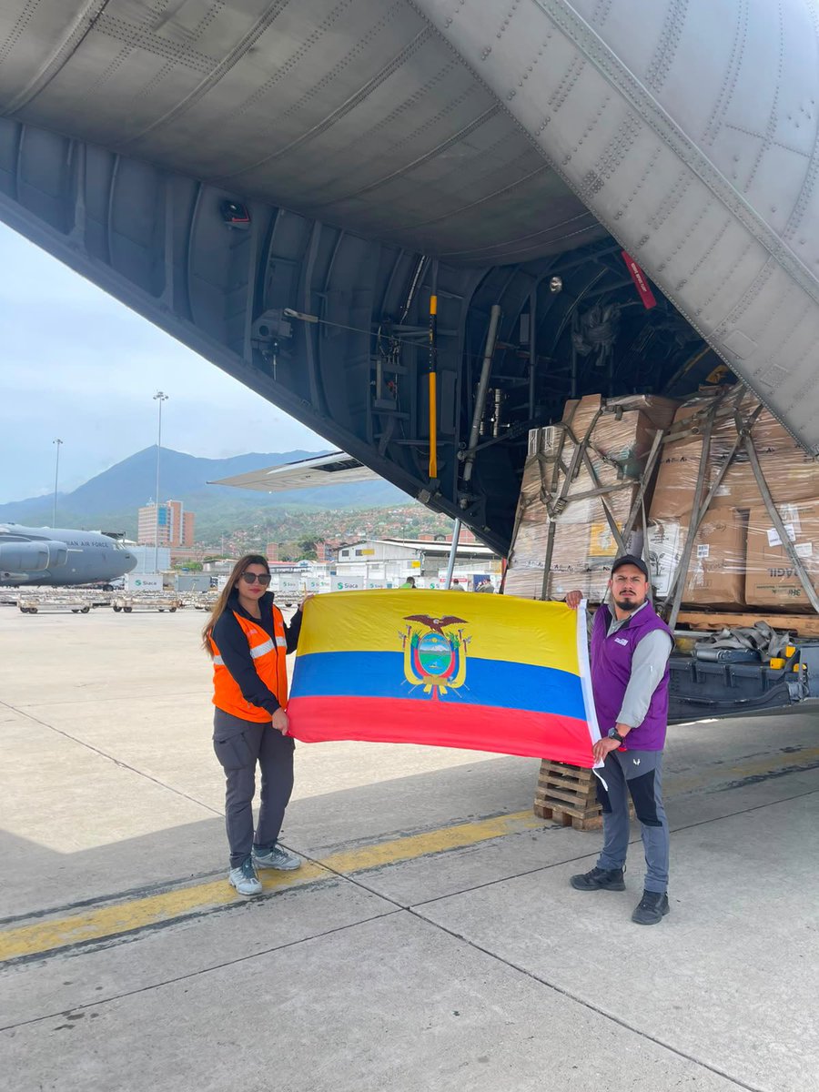MundoConVzla's tweet photo. LA AYUDA SIGUE LLEGANDO 🇪🇨✈️🇻🇪

Aterrizó el primer vuelo con ayuda humanitaria enviado por el Gobierno del Ecuador a través del Ministerio de Gestión de Riesgo 🇪🇨

La entrega estuvo a cargo del ejército del Ecuador, llevando más insumos, comida, medicinas y herramientas para ayudar a la gente más necesitada #TodosConVzla 🙌🏼