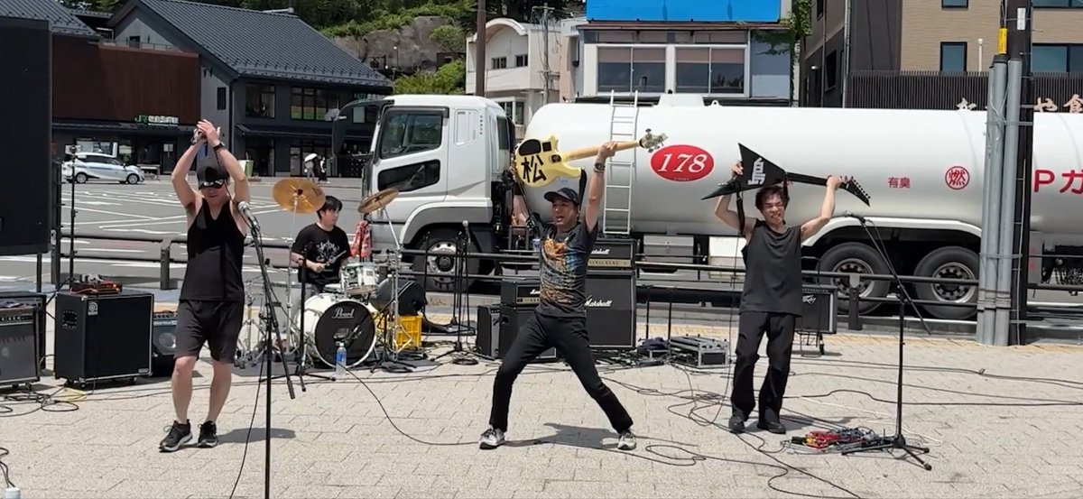 SYMBIOTE_jp's tweet photo. 先日の松フェスの動画を公開しました!
気温もステージもお客さんも熱かった!!
https://t.co/fRWq7U0Uxi https://t.co/9wq8H1zPE1