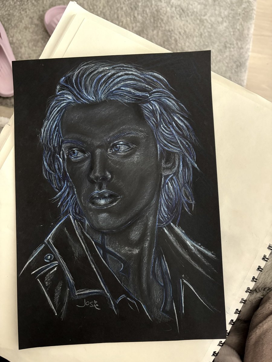 Sunny_Side_Up95's tweet photo. First time on black paper I guess it’s okayish? 
Okay now I am really gonna draw other people 😂😂 https://t.co/ZYHTeLm3gx