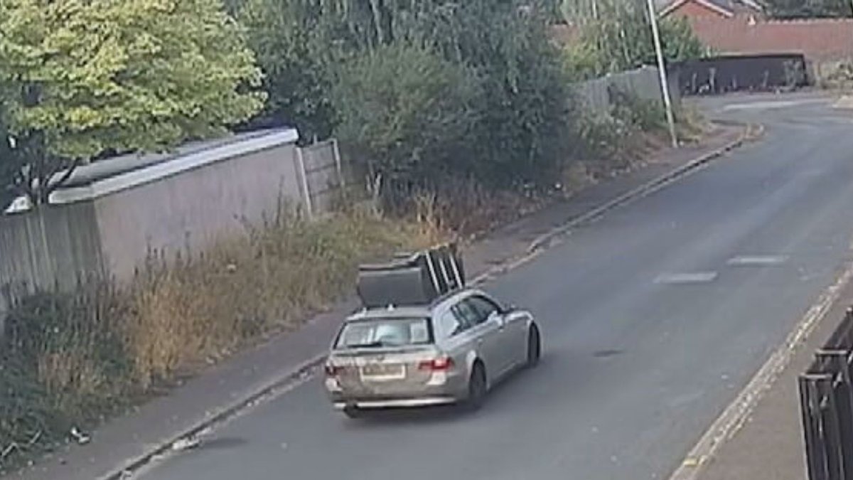 ITVCentral's tweet photo. Wolverhampton fly-tipper fined for dumping friend's sofa

https://t.co/qkHcF2g75n https://t.co/igGv5RTqyQ