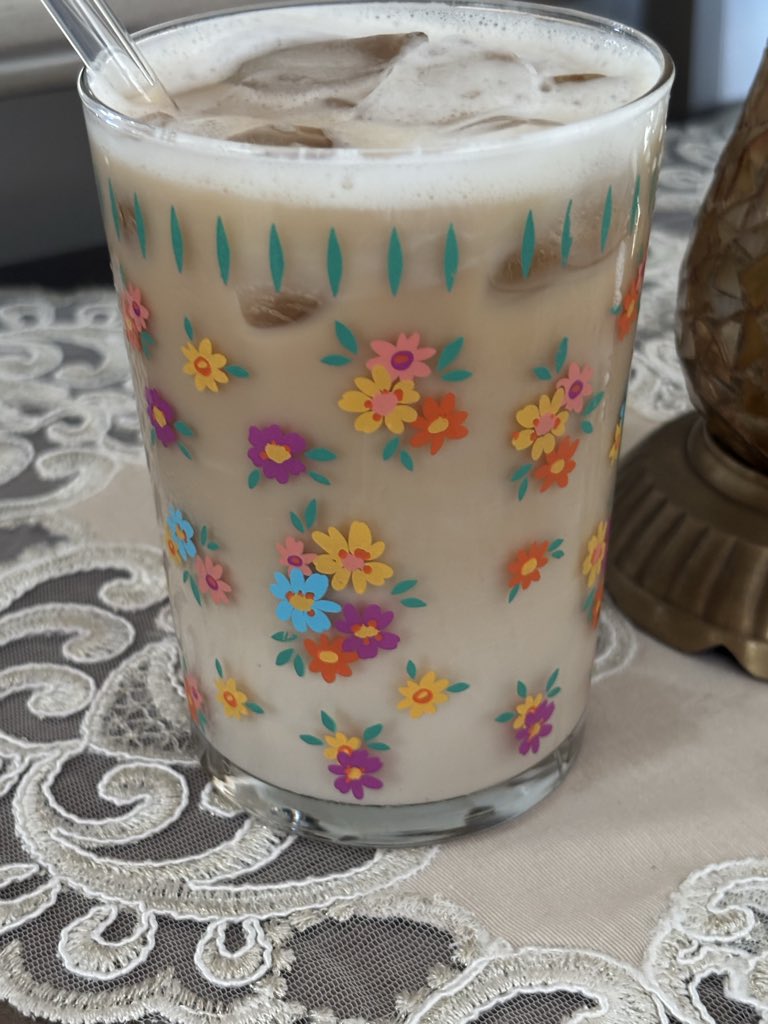 esmablgsvn's tweet photo. kalp carpintisi yasamayalim diye bize dusen ice latte(sut) rengi https://t.co/uBEHY5mYV5