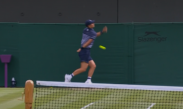 noeljamescomic's tweet photo. the ball boy was hit in the midriff by a serve travelling at 146 mph...serve him right? People were more impressed by his ability to walk along the top of the net https://t.co/NCbqFxu6rc