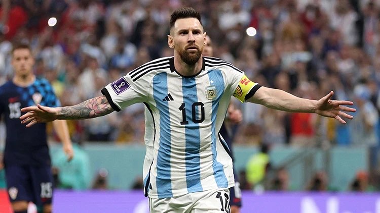 futbolarena's tweet photo. Messi, Dünya Kupası’nda forma giyen kaleciler hariç 618 oyuncu içinde,

En çok gol atan 1. oyuncu
90 dakika başına en çok mesafe kat eden 618. oyuncu 

(Opta) https://t.co/hogoLw9Se1