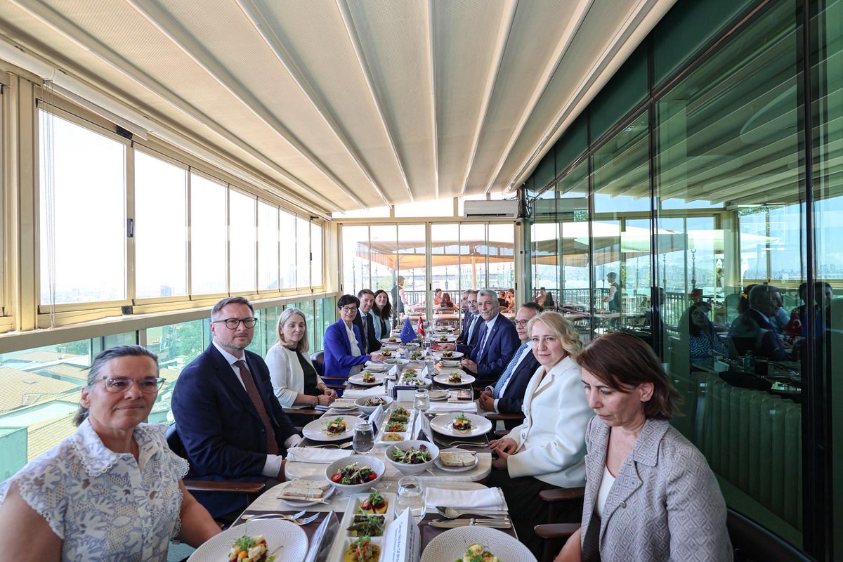 omerbolatTR's tweet photo. Bugün, Avrupa Komisyonu üst düzey temsilcilerinin Türkiye’ye gerçekleştirdikleri ziyaret kapsamında, AB Genişleme ve Doğu Komşuluğu Komiseri Sayın Marta Kos ile gerçekleştirdiğim görüşmede, Türkiye ve AB arasındaki ekonomik ve ticari ilişkilerin geliştirilmesi ve derinleştirilmesi hedefimizi, AB’nin “Made in EU” politikasının ülkemizi bir bütün olarak ve herhangi bir şarta bağlı olmaksızın kapsaması yönündeki beklentimizi ve AB ile kamu alımları alanında karşılıklılık ilkesi sağlanmasına yönelik pozitif gündemimizi ele aldık.

Küresel ekonomide yaşanan değişiklikler ile tedarik zincirlerindeki kırılganlıklar, güçlü ve stratejik ortaklıkların önemini giderek daha belirgin hale getirmiştir. Bu çerçevede, en büyük ticaret ortağımız olan AB ile ticari ve ekonomik entegrasyonumuzu daha ileriye taşımak bir tercih olmanın ötesinde, stratejik bir zorunluluk haline gelmiştir. Bu kapsamda, AB ile son dönemde yakaladığımız yapıcı diyalog memnuniyet vericidir.

Sayın Komiser Marta Kos ile görüşmemizde, ticari ve ekonomik ilişkilerimizin yeni bir vizyonla ileriye taşınması hedefimiz çerçevesinde, karşılıklı menfaatler temelinde adım adım ilerlemeyi öngören ortak anlayışımız bir kez daha teyit edilmiştir. 

Ekim ayında Brüksel’de gerçekleştirmeyi öngördüğümüz Türkiye-AB Yüksek Düzeyli Ticaret Diyaloğunun 3. Toplantısı öncesinde AB ile yapıcı  diyaloğumuzu teyit eden bu yaklaşım çerçevesinde, hedefimiz, AB ile aramızdaki güçlü ticari ve ekonomik ilişkileri daha da ileri bir boyuta taşımaktır.