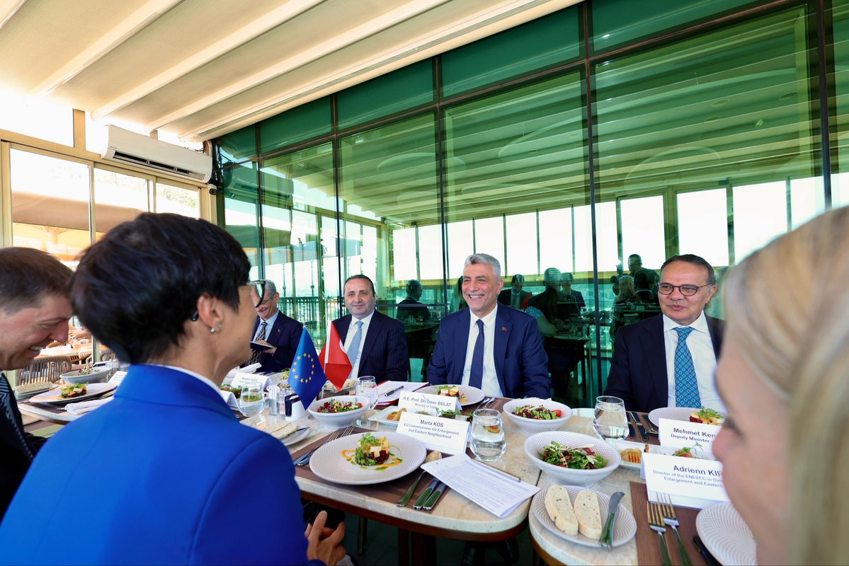 omerbolatTR's tweet photo. Bugün, Avrupa Komisyonu üst düzey temsilcilerinin Türkiye’ye gerçekleştirdikleri ziyaret kapsamında, AB Genişleme ve Doğu Komşuluğu Komiseri Sayın Marta Kos ile gerçekleştirdiğim görüşmede, Türkiye ve AB arasındaki ekonomik ve ticari ilişkilerin geliştirilmesi ve derinleştirilmesi hedefimizi, AB’nin “Made in EU” politikasının ülkemizi bir bütün olarak ve herhangi bir şarta bağlı olmaksızın kapsaması yönündeki beklentimizi ve AB ile kamu alımları alanında karşılıklılık ilkesi sağlanmasına yönelik pozitif gündemimizi ele aldık.

Küresel ekonomide yaşanan değişiklikler ile tedarik zincirlerindeki kırılganlıklar, güçlü ve stratejik ortaklıkların önemini giderek daha belirgin hale getirmiştir. Bu çerçevede, en büyük ticaret ortağımız olan AB ile ticari ve ekonomik entegrasyonumuzu daha ileriye taşımak bir tercih olmanın ötesinde, stratejik bir zorunluluk haline gelmiştir. Bu kapsamda, AB ile son dönemde yakaladığımız yapıcı diyalog memnuniyet vericidir.

Sayın Komiser Marta Kos ile görüşmemizde, ticari ve ekonomik ilişkilerimizin yeni bir vizyonla ileriye taşınması hedefimiz çerçevesinde, karşılıklı menfaatler temelinde adım adım ilerlemeyi öngören ortak anlayışımız bir kez daha teyit edilmiştir. 

Ekim ayında Brüksel’de gerçekleştirmeyi öngördüğümüz Türkiye-AB Yüksek Düzeyli Ticaret Diyaloğunun 3. Toplantısı öncesinde AB ile yapıcı  diyaloğumuzu teyit eden bu yaklaşım çerçevesinde, hedefimiz, AB ile aramızdaki güçlü ticari ve ekonomik ilişkileri daha da ileri bir boyuta taşımaktır.