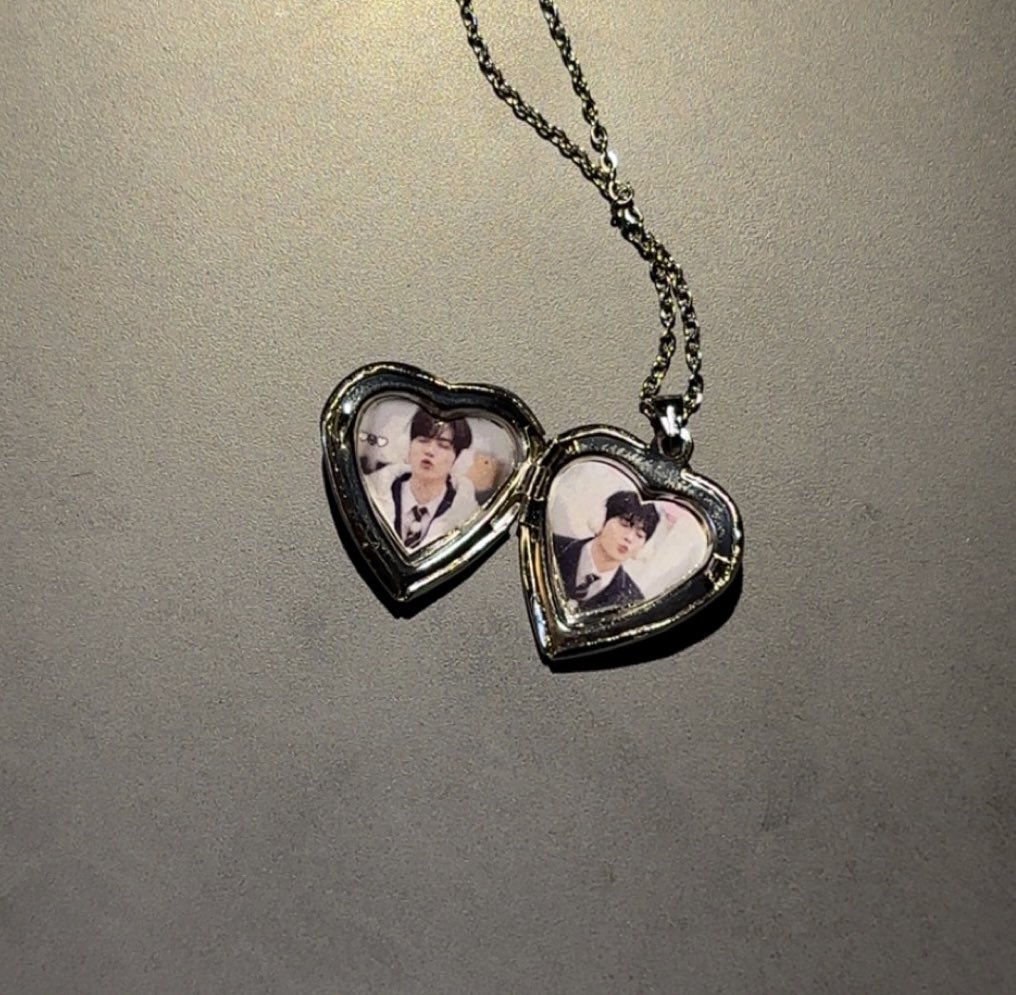 haoareyouhambin's tweet photo. my sister brought me cutest locket with haobin kissy faces so when i close it they’re basically kissing each other :DDDDDD https://t.co/UvZtxamn3v