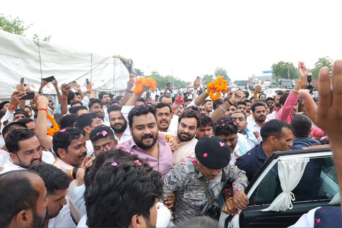 mppchaudhary's tweet photo. संत कबीर नगर की पावन धरा पर कार्यकर्ताओं द्वारा मिला यह अद्भुत स्नेह और आत्मीय स्वागत सदैव स्मरणीय रहेगा।

आप सभी का हृदयतल से आभार।

#UPWITHPANKAJCHAUDHARY 
#यूपी_में_कमल_यूपी_में_कमल 
#SantKabirNagar

@BJP4UP https://t.co/DcNJNW9d9r