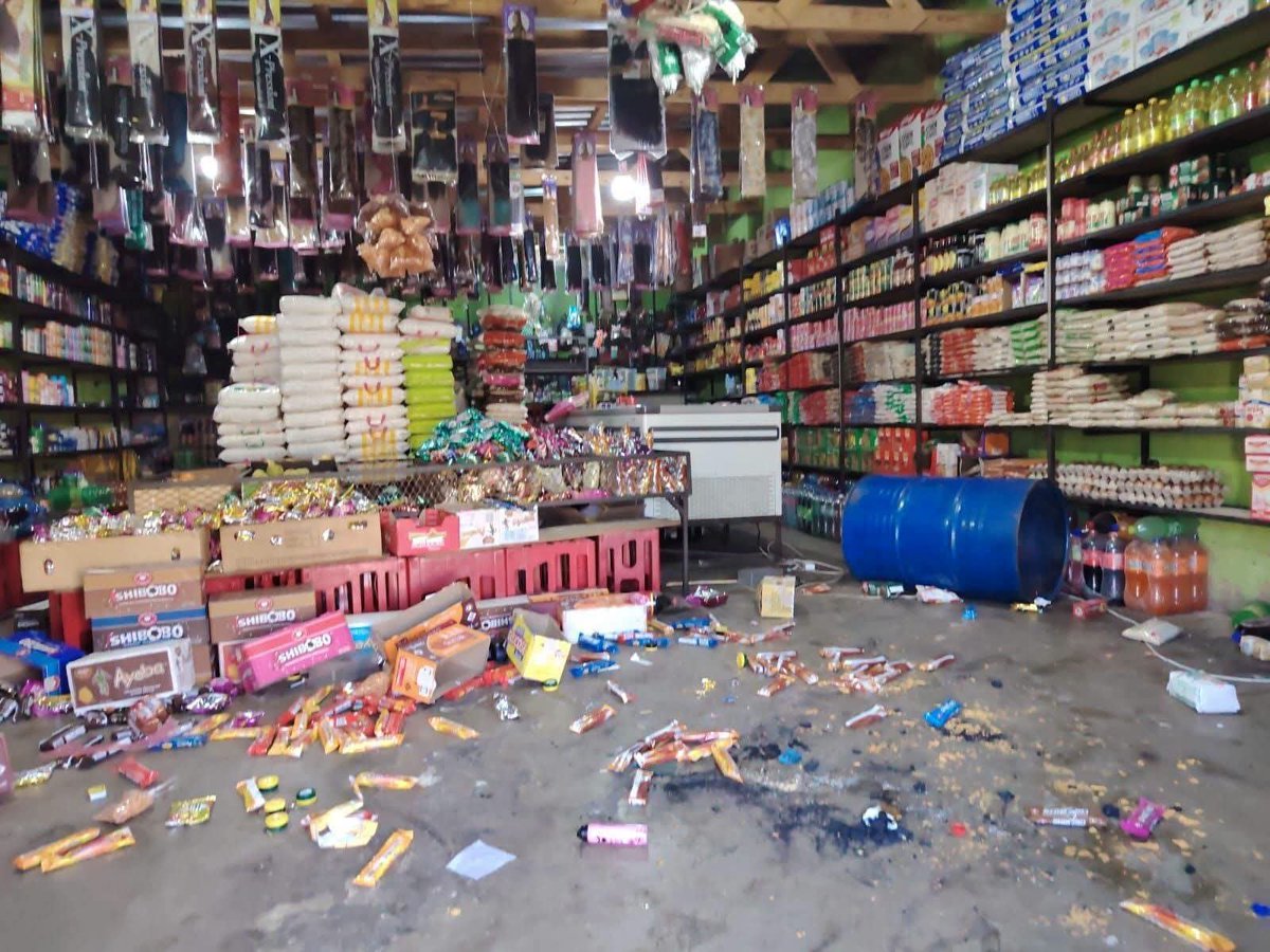 _Msindazwe_'s tweet photo. A South African owned spaza shop was looted before the police stepped in😕💔 https://t.co/hNjrI2bCER