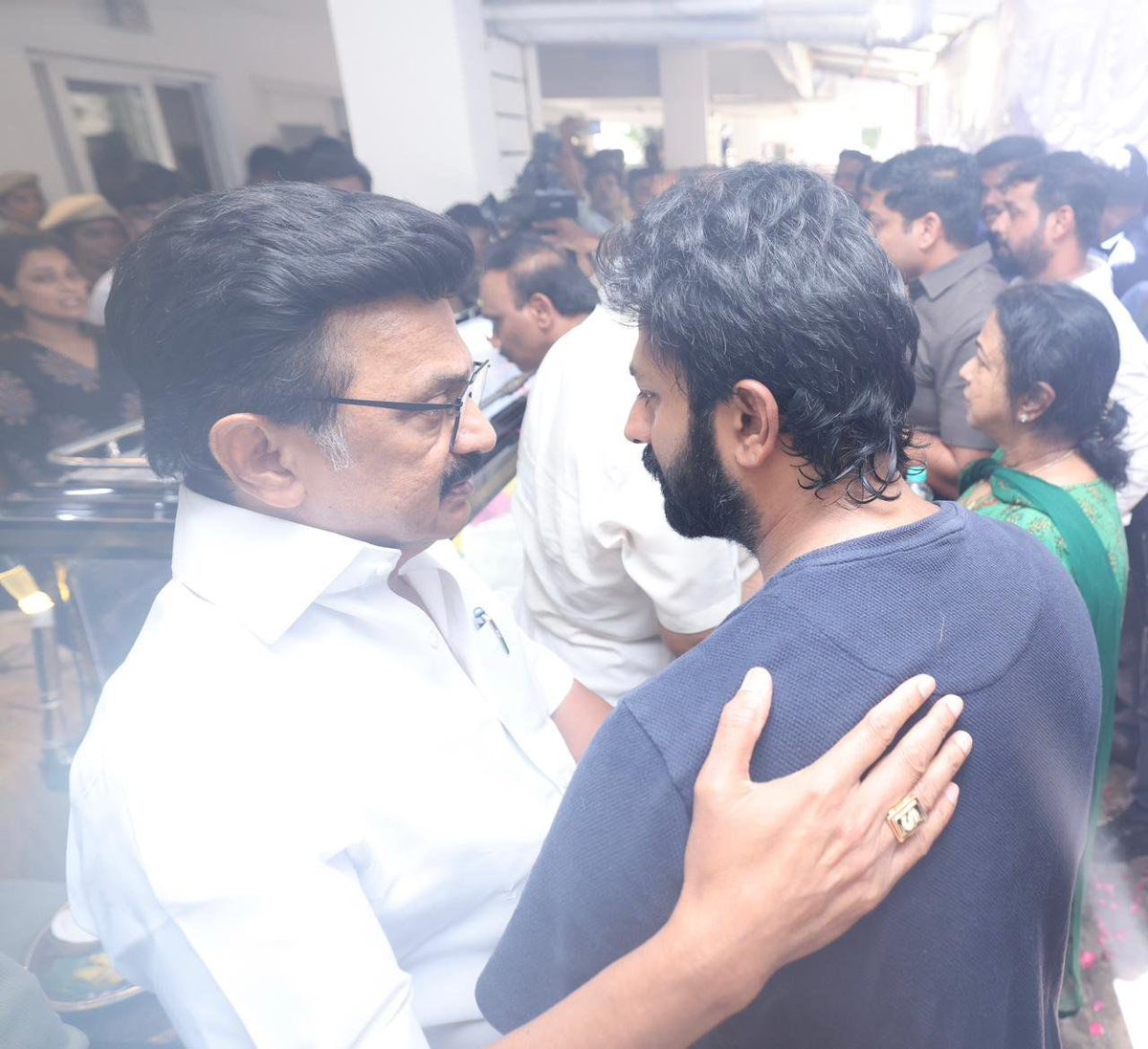 KovaiNithya's tweet photo. பெருசா நான் தற்குறித்தனமா பேசக்கூடிய ஆட்களுக்கு advice பண்றது இல்ல... 

ஏன்னா கேட்கிற mindset-ஏ அவங்களுக்கு இருக்காது.
ஆனா உனக்கு ஒரே ஒரு advice..@imKBRshanthnu

நீ யாருக்கு வேணா support பண்ணு. அது உன்னோட personal choice. அதுக்காக திமுக தொண்டர்களை "கொத்தடிமை", "200"ன்னு சொல்லுறதை இத்தோட stop பண்ணிக்கோ.

உன் வீட்டு துக்கத்தில் எங்க தலைவர் @mkstalin கலந்து கொண்டது உனக்கு எவ்வளவு ஆறுதலும் gratitudeம் கொடுத்திருக்குமோ, 

அதே மாதிரி தமிழ்நாட்டுக்காக, இந்த சமுதாயத்துக்காக, ஒடுக்கப்பட்ட மக்களுக்காக, பெண்களுக்காக, திருநங்கைகள், திருநம்பியர்களுக்காக, education, economy, state rights, state developmentகாக திமுக போராடி, பல schemesம் lawsம் கொண்டு வந்ததுக்கான gratitudeலதான் இங்க ஒவ்வொரு திமுக தொண்டனும் இருக்கான்.

உனக்கு என்ன feeling இருக்கோ, அதே feeling தான் எங்களுக்கும் இருக்கு அதனால திமுக தொண்டர்கள insult பண்றதை இன்னையோட நிறுத்திக்கோ 🤗