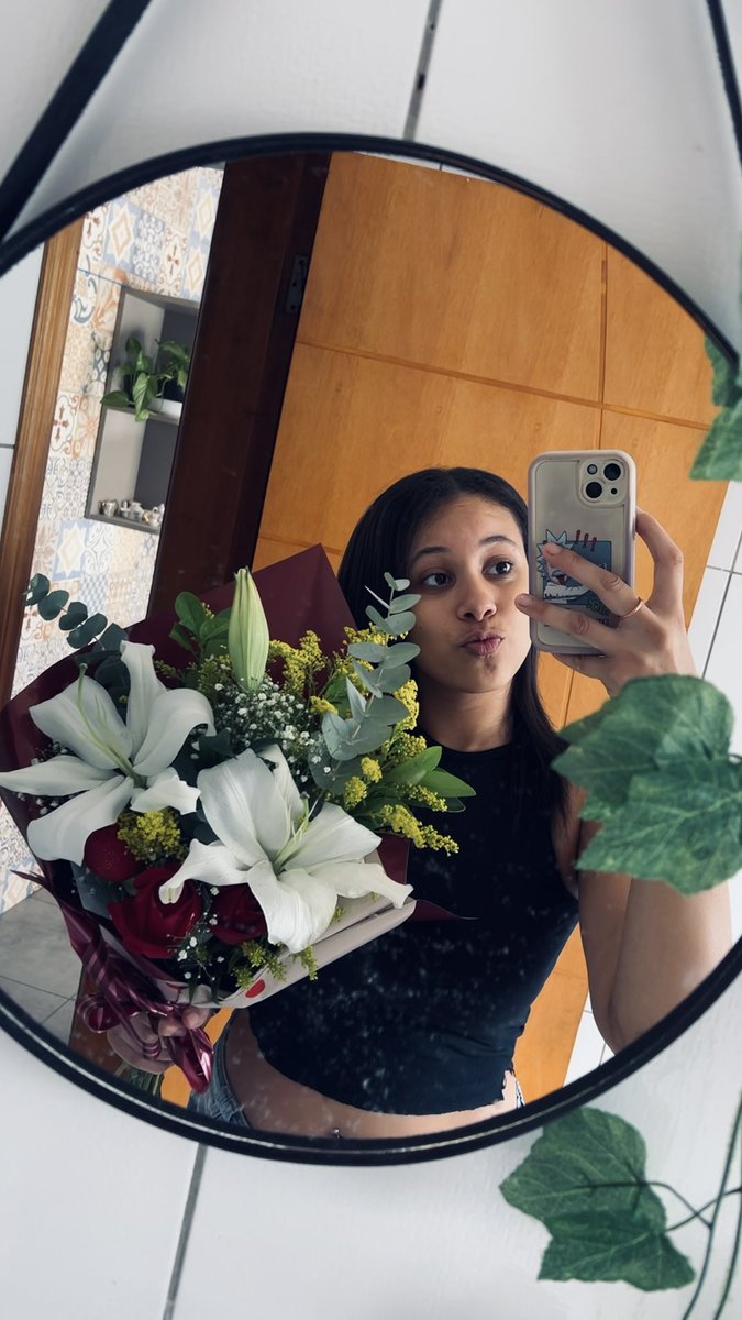 _afenixx's tweet photo. 30/06/26
hoje, um sonho se realizou: ganhei lírios. https://t.co/1za3GJztqq