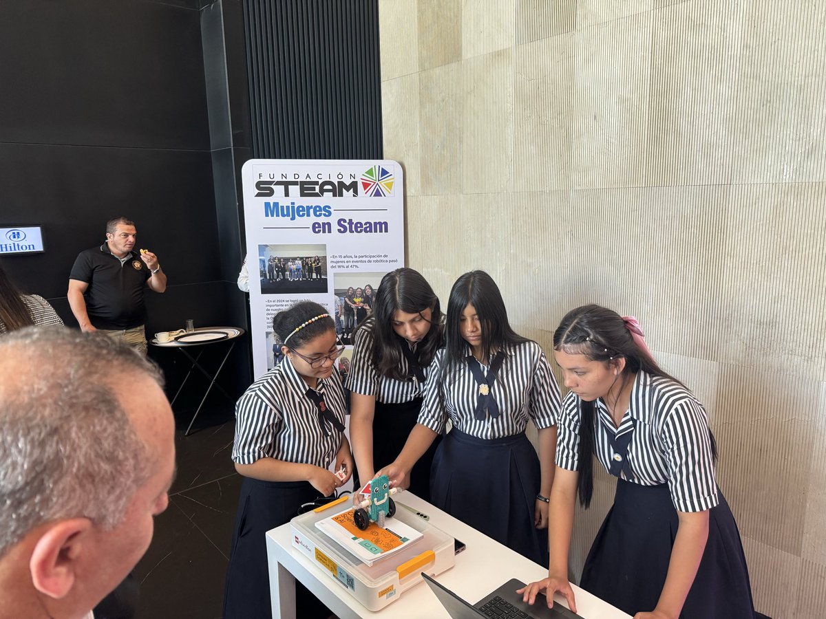 Christ_Aparicio's tweet photo. Participando en Foro Internacional de Inteligencia Artificial en Educación 2026, organizado por Fundación STEAM.

Embajadoras de Súmate a la U, hicieron un llamado a todos los jóvenes de América Latina a continuar sus estudios de educación superior, con énfasis en mujeres en ciencias #DesafioSTEAM