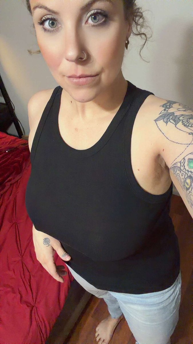 KandiLandXXX's tweet photo. Titty Tuesday… what should I do today…
Shirt + Bra 
Shirt + No Bra
No Bra + No Shirt
♻️🩷🔗💬 https://t.co/JdtQFz6uiJ