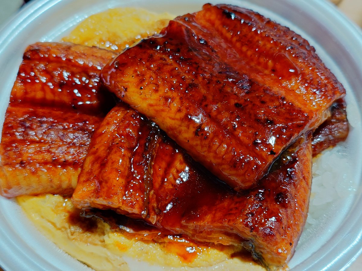 Powerskillmagic's tweet photo. 松屋。
ふわたまうな丼トリプルとブラウンソースハンバーグ。深夜料金加算……。

ふわたまうな丼凄いね……良い。良いけどびっくりしたのがブラウンソースハンバーグ。
初めて食べた……はずだけど、めちゃくちゃ当たり。美味いやん。
ふわたまうな丼をトリプルにしたから日和ってブラウンソースハンバーグはシングルにしたけど、こっちがトリプルだったわ。
ノーマルだけじゃなくチーズブラウンソースハンバーグあるのよね……食べたいわ。
ふわたまうな丼も良いんだけどね……良いのだけど値段がね。
ふわたまうな丼トリプルとチーズブラウンハンバーグトリプルを深夜に頼んだら……
