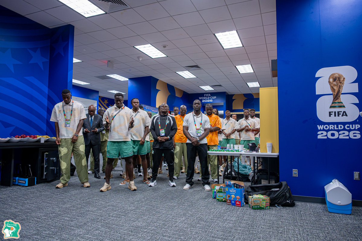 caf_online_FR's tweet photo. Les rituels d’avant-match. 🇨🇮🧡

#FIFAWorldCup | 📸 @equipenatciv https://t.co/bX7NQro40r