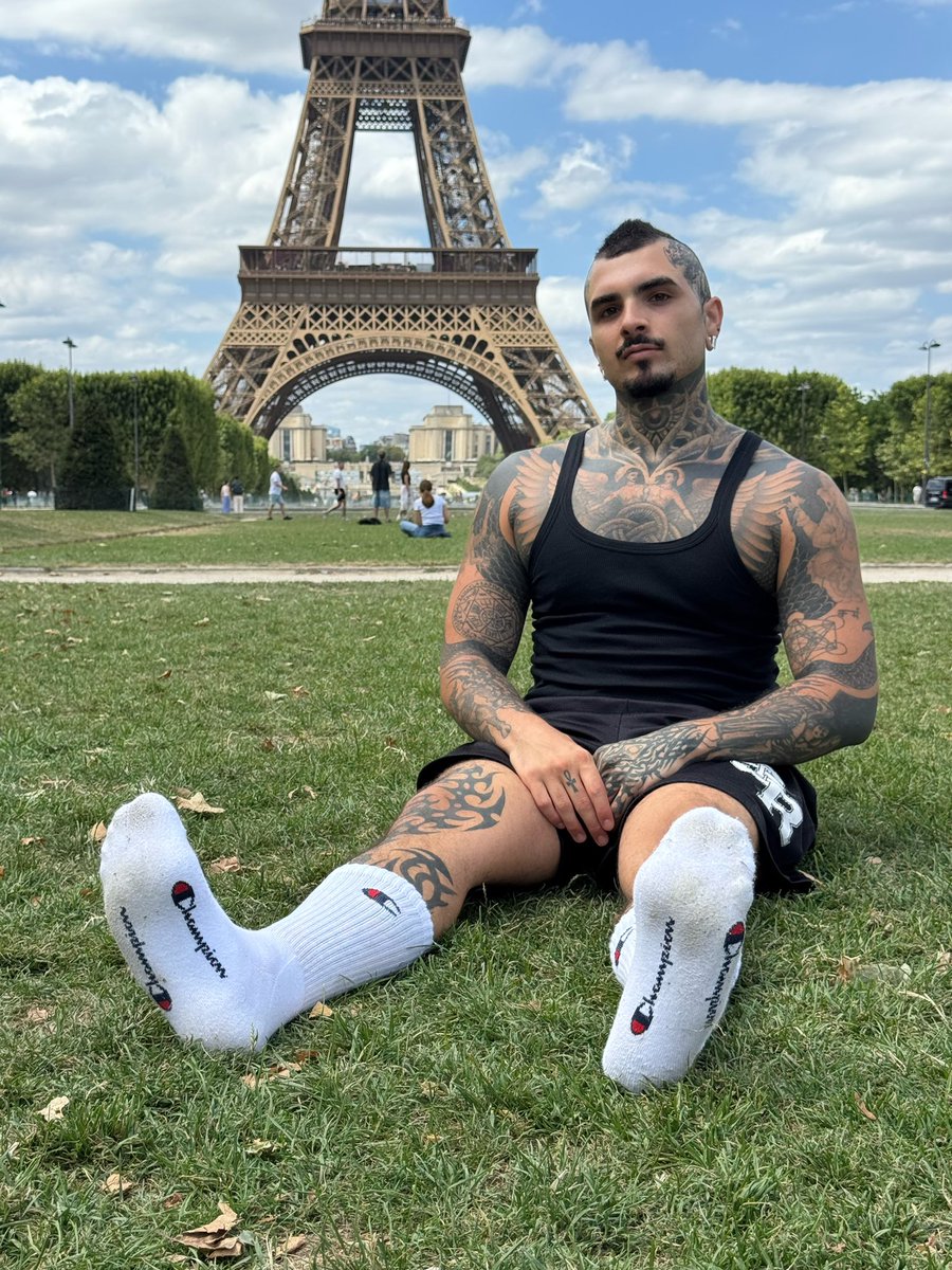 ektor_kadmon's tweet photo. Picnic with my socks in Paris? 🇫🇷🧦 https://t.co/r5kgAHPYLo
