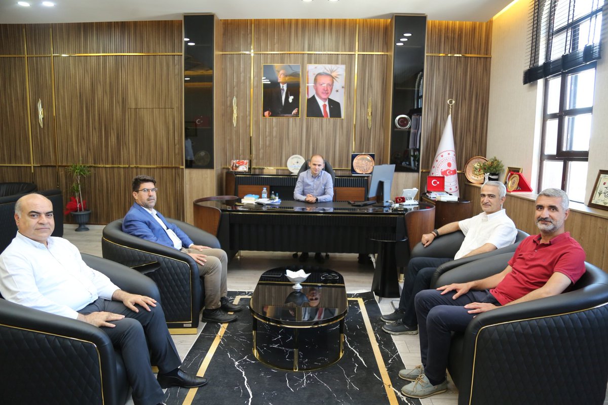 ibrahimcoskun63's tweet photo. Siverek Kaymakamımız Sayın Salih Sak'ı teşkilatımızla makamında ziyaret ederek eğitime dair yürütülen çalışmalar ve geleceğe yönelik hedefler üzerine verimli bir istişare gerçekleştirdik.
Nazik ev sahipliği,samimi misafirperverliğinden dolayı teşekkür ediyor,başarılar diliyorum https://t.co/vjLJXq5QNh