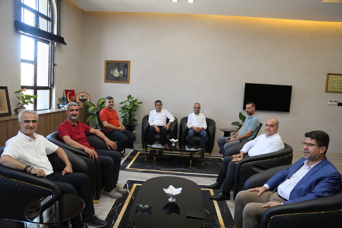 ibrahimcoskun63's tweet photo. Siverek Kaymakamımız Sayın Salih Sak'ı teşkilatımızla makamında ziyaret ederek eğitime dair yürütülen çalışmalar ve geleceğe yönelik hedefler üzerine verimli bir istişare gerçekleştirdik.
Nazik ev sahipliği,samimi misafirperverliğinden dolayı teşekkür ediyor,başarılar diliyorum https://t.co/vjLJXq5QNh