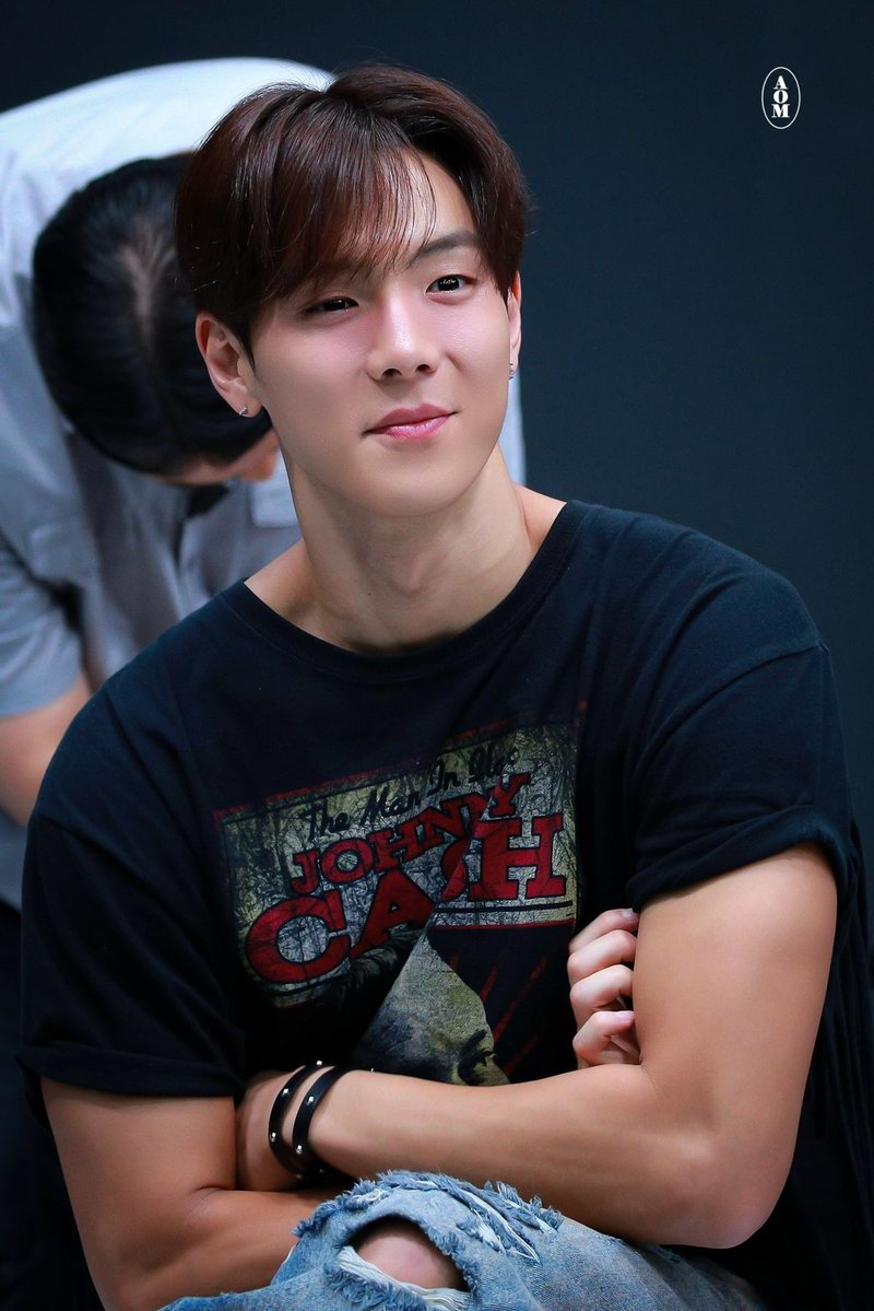 monbebexi's tweet photo. Day 1 of posting MONSTA X threads ♡⸝⸝

── ⋆⋅☆⋅⋆ ──

Name: Shownu (Sohn Hyun-woo)
Age: 34
Birthdate: 1992-06-18
Zodiac: Gemini
Height: 181 cm
MBTI: ISTJ (previously ISFJ)
Representative emoji: 🐻
Sub-Unit: SHOWNU X HYUNGWON
Position: leader, main dancer and lead vocalist

Military Service: July 22, 2021 - April 21, 2023

── ⋆⋅☆⋅⋆ ──

#SHOWNU #셔누
#MONSTAX #몬스타엑스