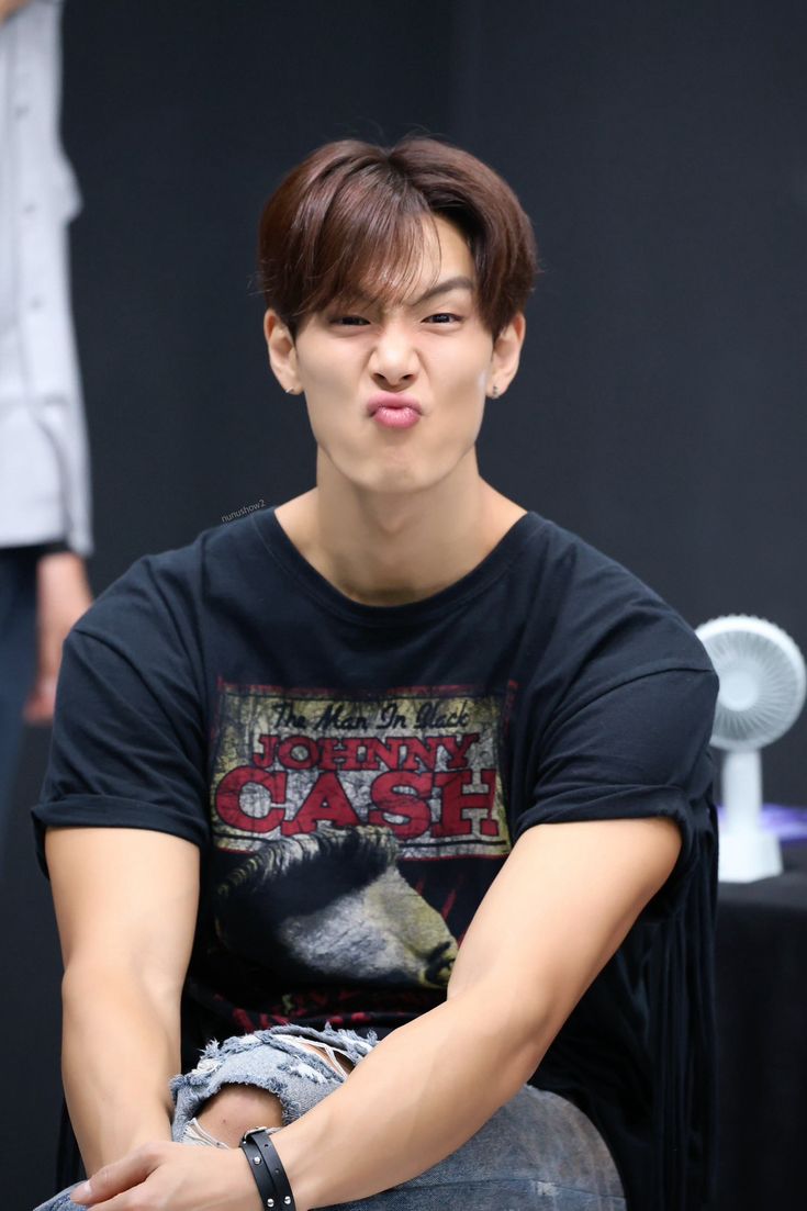 monbebexi's tweet photo. Day 1 of posting MONSTA X threads ♡⸝⸝

── ⋆⋅☆⋅⋆ ──

Name: Shownu (Sohn Hyun-woo)
Age: 34
Birthdate: 1992-06-18
Zodiac: Gemini
Height: 181 cm
MBTI: ISTJ (previously ISFJ)
Representative emoji: 🐻
Sub-Unit: SHOWNU X HYUNGWON
Position: leader, main dancer and lead vocalist

Military Service: July 22, 2021 - April 21, 2023

── ⋆⋅☆⋅⋆ ──

#SHOWNU #셔누
#MONSTAX #몬스타엑스