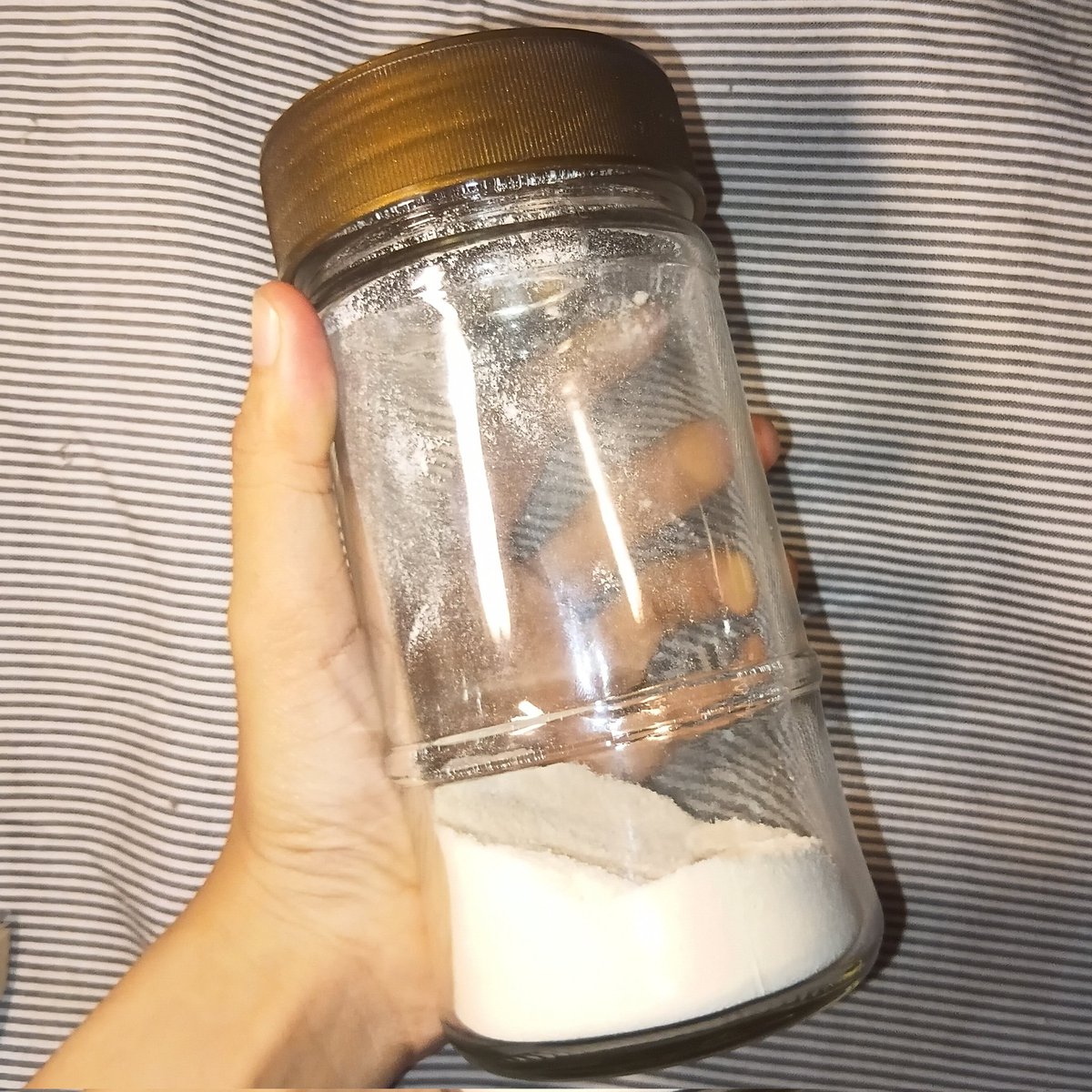 _magnugget's tweet photo. Di tengah inflasi moneter kopisop menembus mencapai >30K per 300 ml, entitas sepertiku senantiasa berinovasi secara adaptif dengan mengonversi wadah vitamin sebagai unit penyimpanan kala serangan fajar menyelap (kantuk tidak tertahankan). Komposisi mesiu: krimer dan kopi tercinta https://t.co/wTOBPFlDb2