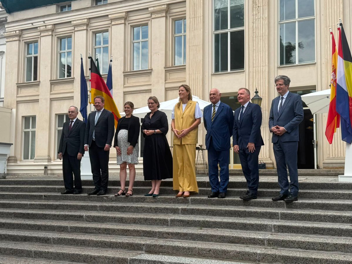 minGiustizia's tweet photo. #Nordio a Berlino per la riunione del gruppo Vendôme, con il commissario 🇪🇺 @EUCssrMcGrath. Focus su prevenzione e contrasto alla #violenzadigenere e online e resilienza dei sistemi di #giustizia. 
Il Ministro: “Italia avanti nel contrasto alla violenza sulle donne e ai deepfake” https://t.co/FdAuFSXfJ8