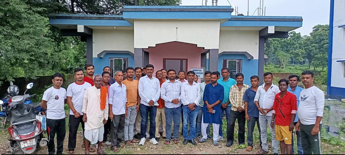 Bandopadhyay_X's tweet photo. @harcoresanatani Update.
Purulia: Members of the Bauri community, led by Samrat Bauri, say they helped rescue a Hindu girl from an alleged "love jihad" and religious conversion attempt. They urged families to stay aware and protect their daughters. 
@harcoresanatani  @WarLord709 https://t.co/ncfAcEnpPh